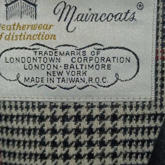 London Fog trench coat with belt and zip out lining black - Picture 9 of 9